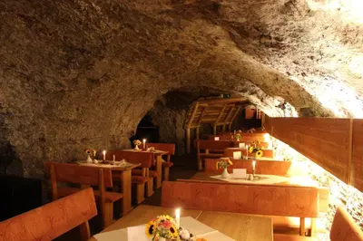 Ein Restaurant oder anderes Speiselokal in der Unterkunft Hotel Lay-Haus