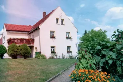 Ein Garten an der Unterkunft Pension Annelie