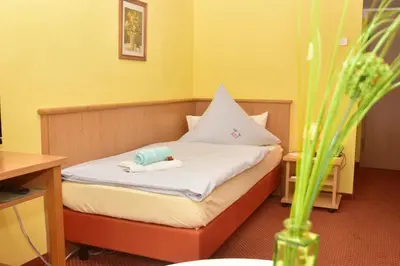 Ein Bett oder Betten in einem Zimmer der Unterkunft Landhotel Zur Guten Einkehr