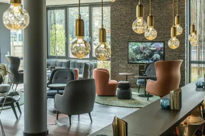 Ein Sitzbereich in der Unterkunft Motel One Dresden - Palaisplatz
