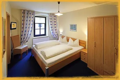Ein Bett oder Betten in einem Zimmer der Unterkunft Hotel-Pension zum Markt
