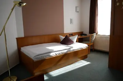 Ein Bett oder Betten in einem Zimmer der Unterkunft Hotel Garni Brauhof Niederwiesa