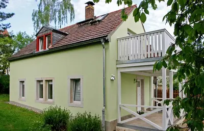 Das Gebäude in dem sich das Ferienhaus befindet