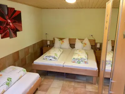 Ein Bett oder Betten in einem Zimmer der Unterkunft Ferienwohnung Am Grünbach 1