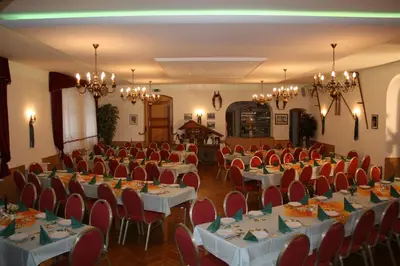 Ein Restaurant oder anderes Speiselokal in der Unterkunft Familienhotel Zur Linde