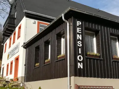 Das Gebäude in dem sich die Pension befindet
