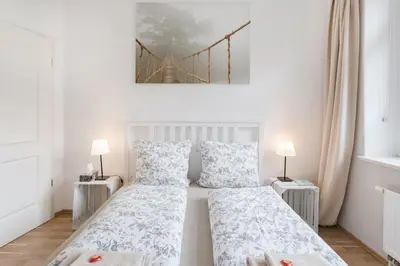 Ein Bett oder Betten in einem Zimmer der Unterkunft Gemütliches Apartment 10min zur Neustadt Privatparkplatz