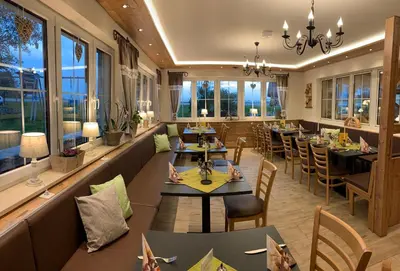 Ein Restaurant oder anderes Speiselokal in der Unterkunft Hotel Dachsbaude & Kammbaude