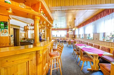 Ein Restaurant oder anderes Speiselokal in der Unterkunft Hotel 