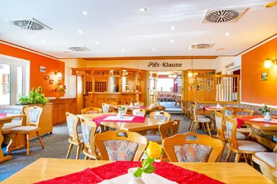 Ein Restaurant oder anderes Speiselokal in der Unterkunft Hotel 