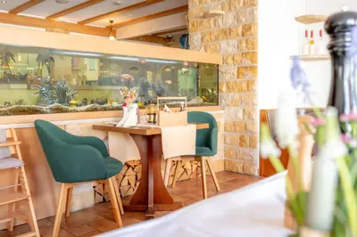 Ein Restaurant oder anderes Speiselokal in der Unterkunft AaRa Hotel