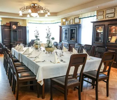 Ein Restaurant oder anderes Speiselokal in der Unterkunft Hotel Kaiserhof