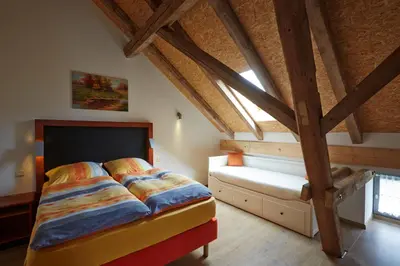 Ein Bett oder Betten in einem Zimmer der Unterkunft Dreiseithof Sohra