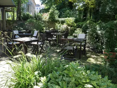 Ein Garten an der Unterkunft Hotel Martha Dresden