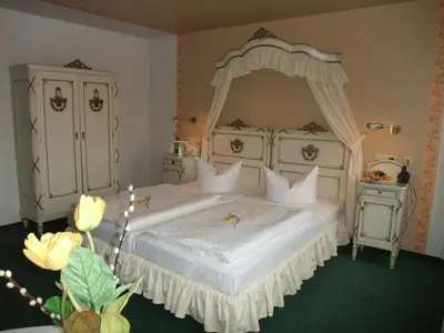 Ein Bett oder Betten in einem Zimmer der Unterkunft Hotel Goldener Anker