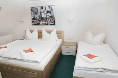 Ein Bett oder Betten in einem Zimmer der Unterkunft Schlossgasthaus Lichtenwalde