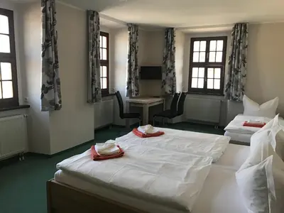 Ein Bett oder Betten in einem Zimmer der Unterkunft Schlossgasthaus Lichtenwalde