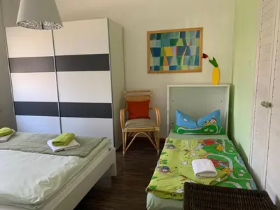 Ein Bett oder Betten in einem Zimmer der Unterkunft Helenes Ferienwohnung auf dem Bauernhof - Lausitzer Seenland