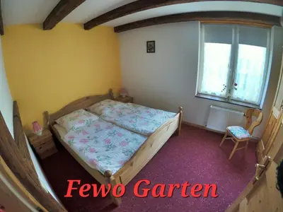 Ein Bett oder Betten in einem Zimmer der Unterkunft Ferienwohnung zur Schmiede