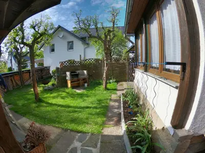 Ein Garten an der Unterkunft Ferienwohnung zur Schmiede