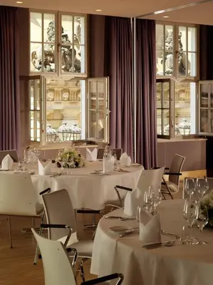 Ein Restaurant oder anderes Speiselokal in der Unterkunft HYPERION Hotel Dresden Am Schloss