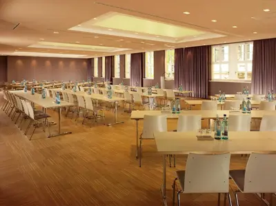 Ein Restaurant oder anderes Speiselokal in der Unterkunft HYPERION Hotel Dresden Am Schloss