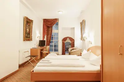 Ein Bett oder Betten in einem Zimmer der Unterkunft Schwerter Schankhaus & Hotel
