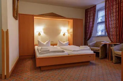 Ein Bett oder Betten in einem Zimmer der Unterkunft Schwerter Schankhaus & Hotel
