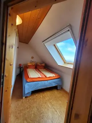 Ein Bett oder Betten in einem Zimmer der Unterkunft FeWo am Pochwerk-Badeteich