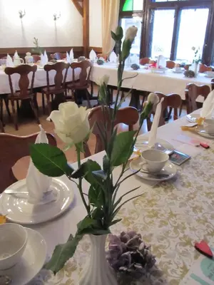 Ein Restaurant oder anderes Speiselokal in der Unterkunft Pension Elli Krössner