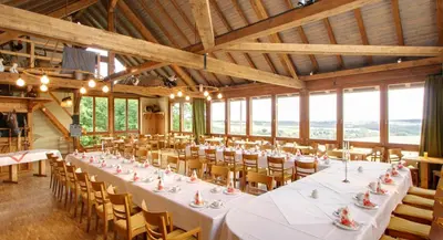 Ein Restaurant oder anderes Speiselokal in der Unterkunft Hotel Neue Höhe