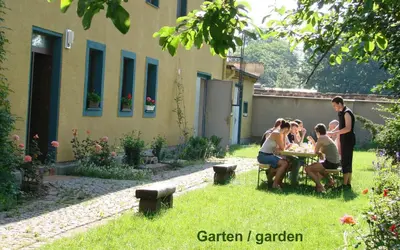 Ein Garten an der Unterkunft Hostel kangaroo-stop