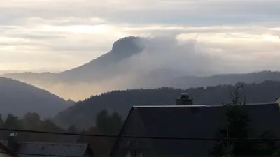 Ein allgemeiner Bergblick oder ein Berglick von der Ferienwohnung aus