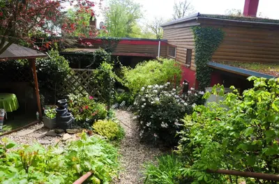 Ein Garten an der Unterkunft Rotes Kreativ-Ferienhaus