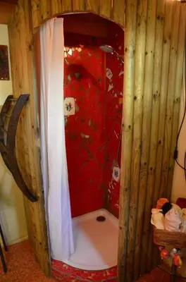 Ein Badezimmer in der Unterkunft Rotes Kreativ-Ferienhaus