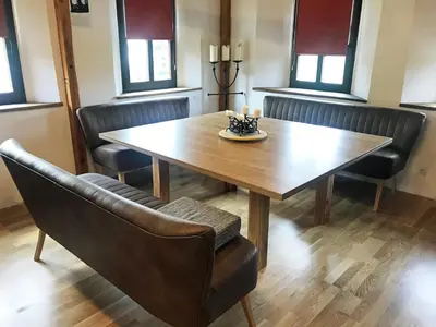 Ein Sitzbereich in der Unterkunft Ferienwohnung LATERNENSTUBE mit Familienbett - 8 Pers - Rittergut Leppersdorf vor Radeberg bei Dresden