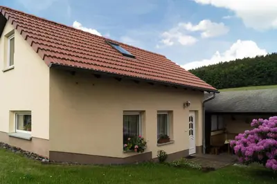 Das Gebäude in dem sich das Ferienhaus befindet