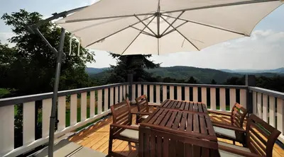 Ein allgemeiner Bergblick oder ein Berglick von des Aparthotels aus