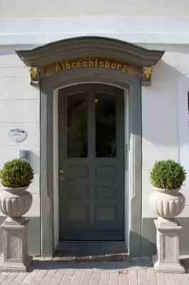 Eine Fassade oder ein Eingang zu Apartmenthaus Albrechtsburg