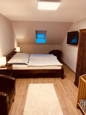 Ein Bett oder Betten in einem Zimmer der Unterkunft Ferienwohnungen Siebenlehn am Romanus Freibad