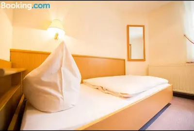Ein Bett oder Betten in einem Zimmer der Unterkunft Hotel Goldenes Schiff