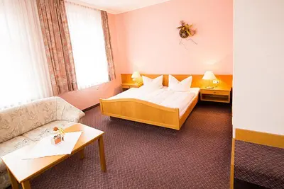 Ein Bett oder Betten in einem Zimmer der Unterkunft Hotel Goldenes Schiff