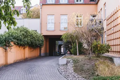 Ein Garten an der Unterkunft Apartment 1, Rothenburger Straße