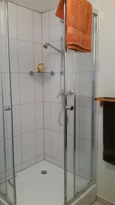 Ein Badezimmer in der Unterkunft Hof Heideland 2 - Fenster zum Hof