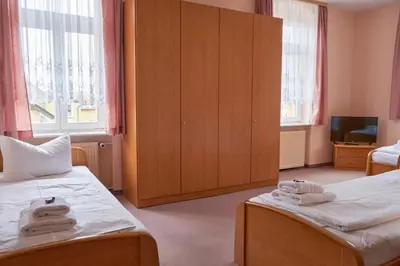 Ein Bett oder Betten in einem Zimmer der Unterkunft Boselblick Gästezimmer & Biergarten