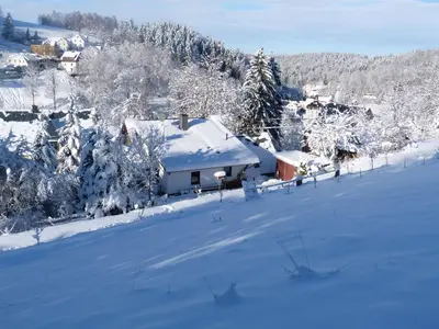 Erzgebirgshütte im Winter