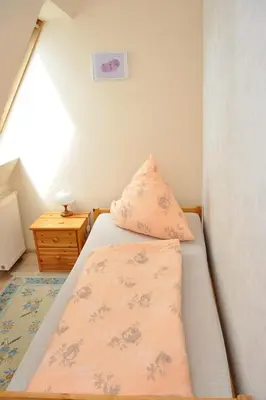 Ein Bett oder Betten in einem Zimmer der Unterkunft Ferienwohnung Neubert