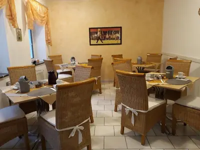 Ein Sitzbereich in der Unterkunft Pension Tiffany