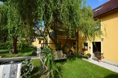 Ein Garten an der Unterkunft Ferienwohnung Arnold