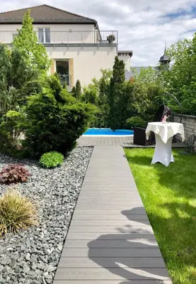 Ein Garten an der Unterkunft Pension Arcade